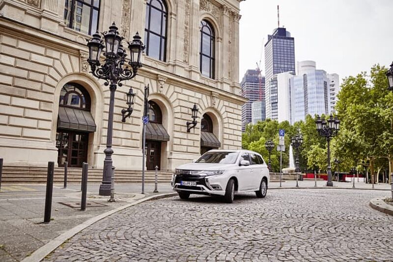 50 Mitsubishi Outlander Plug-in Hybrid-Fahrzeuge für Autovermieter Hertz